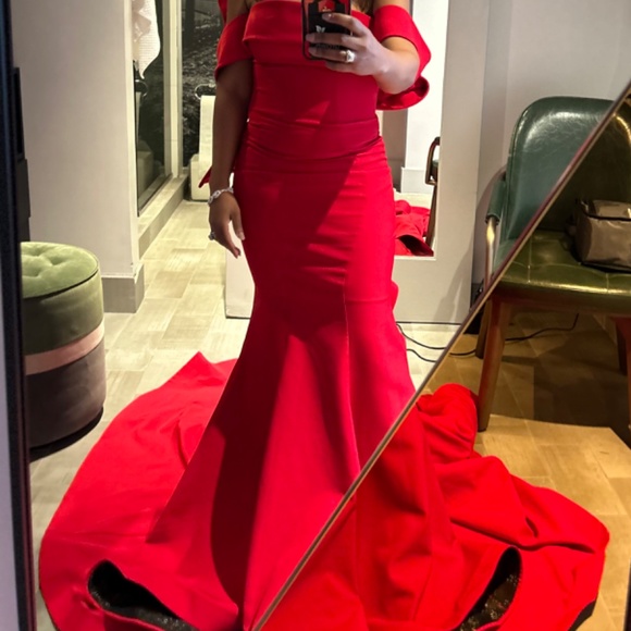 Beautiful Red Couture Gown - Picture 4 of 7